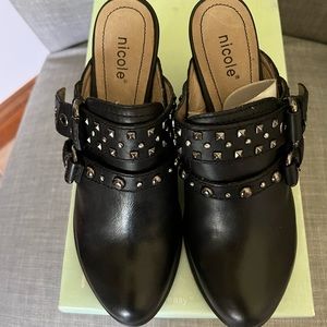 Nicole Women’s Bittersweet Black leather moto clog Mule Size 6.5M